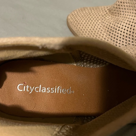 Women’s size 8 1/2 tan ankle boots - Picture 3 of 6